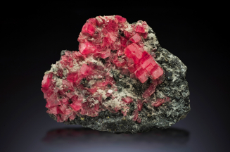 菱錳礦與石英共生（18厘米）， 產自美國科羅拉多州著名的Sweet Home Mine 礦山。鮮紅通透的菱錳礦晶體與白色水晶形成強烈對比，是非常難得的標本。